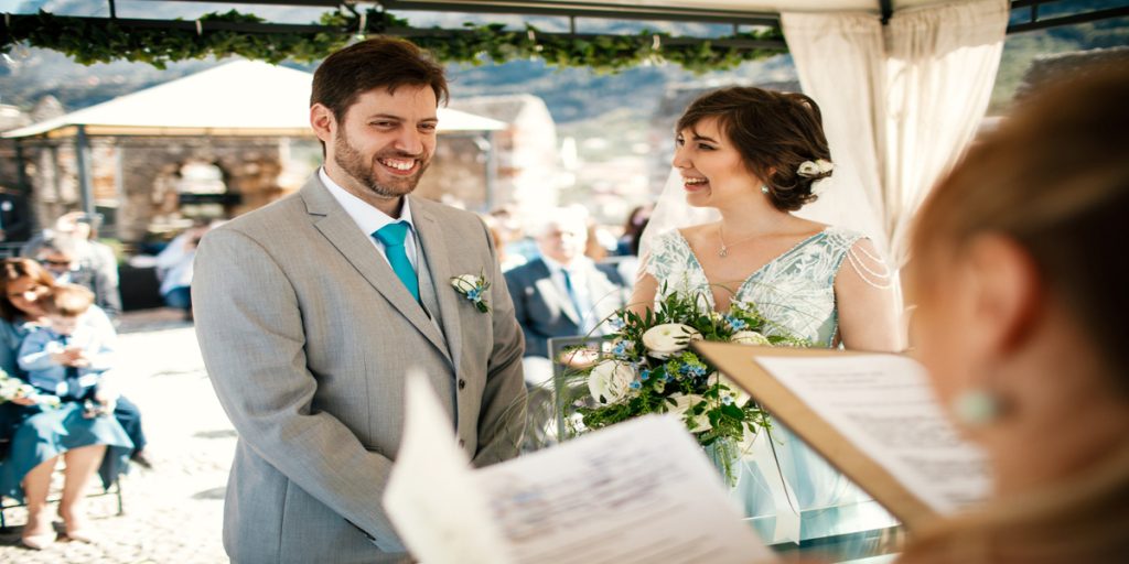 picture of a couple getting married on a outdoor wedding location on a budget